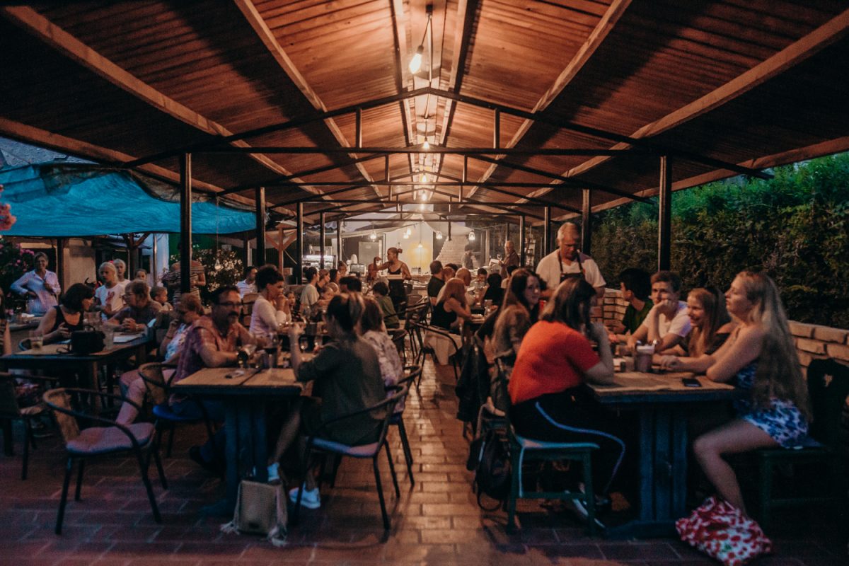 Romkocsma és bisztró, amit imádnak a kutyás vendégek: Szomszéd Kertje, Csopak