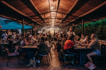 Romkocsma és bisztró, amit imádnak a kutyás vendégek: Szomszéd Kertje, Csopak