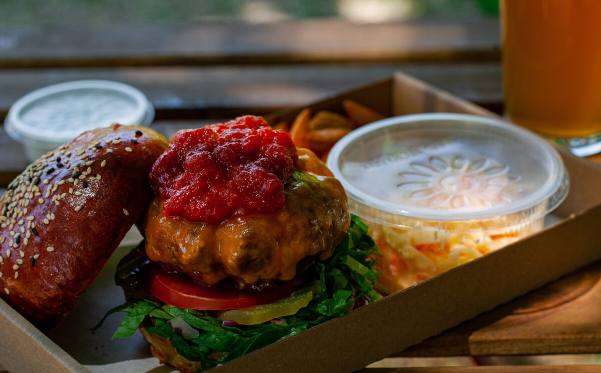 „Fel sem merül bennünk, hogy nem lesz jó” a Kandalló Csopakon nyit új burgerezőt