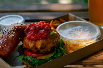 „Fel sem merül bennünk, hogy nem lesz jó” a Kandalló Csopakon nyit új burgerezőt