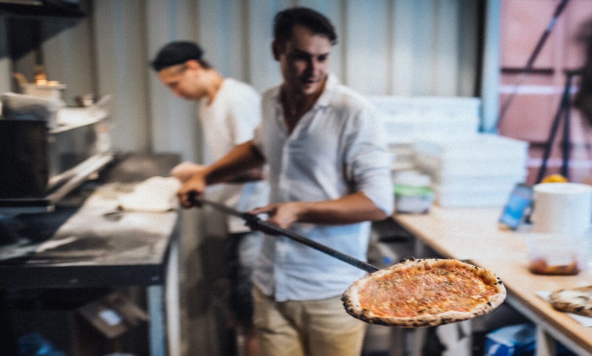 Hobbiból építettük otthon pizzakemencét, amiben sülhet a nápolyi pizza, mert az az igazi – Papp Zoltánnal a Digó alapítójával beszélgettünk