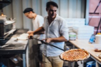 Hobbiból építettük otthon pizzakemencét, amiben sülhet a nápolyi pizza, mert az az igazi – Papp Zoltánnal a Digó alapítójával beszélgettünk